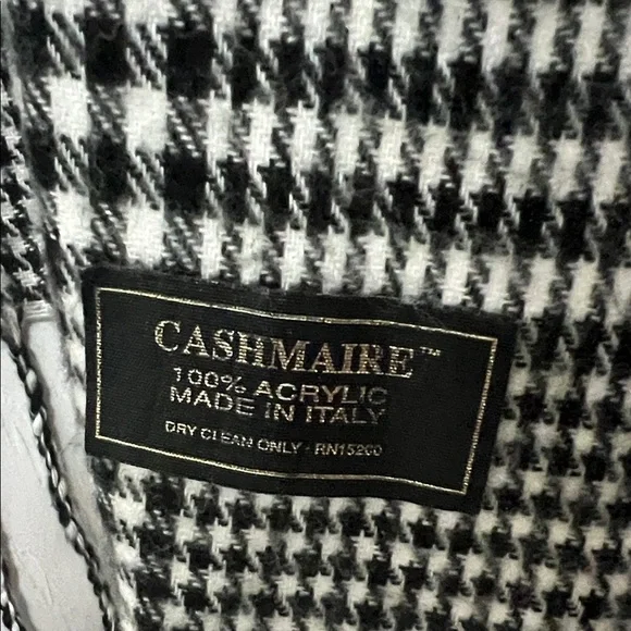 Elegant Black and white Checkered Scarf.  made in Italy - Picture 4 of 4